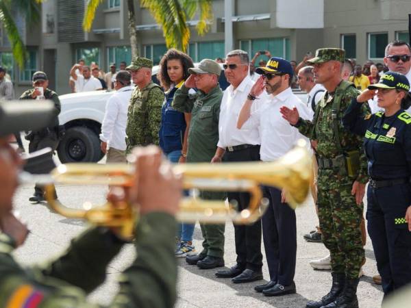 El presidente De la Espriella visitó el epicentro del terremoto.
