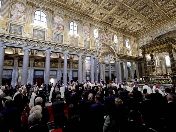 La Basílica de Santa María la Mayor homenajeó este martes al papa Francisco en el primer aniversario de su fallecimiento, recordando con una placa las 126 visitas que el pontífice realizó al templo donde, por deseo expreso, reposan sus restos.