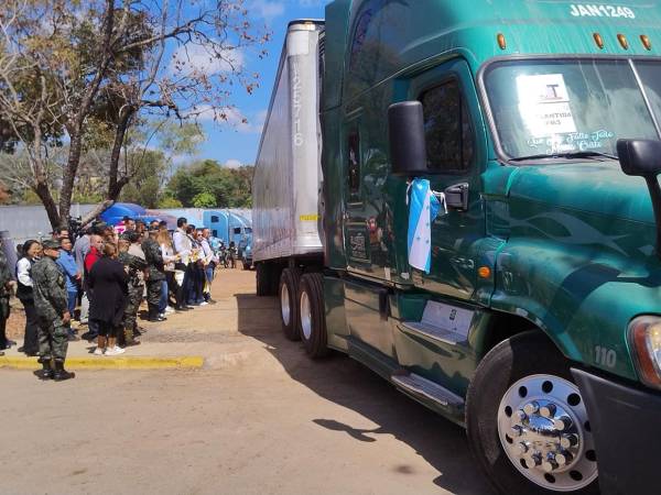 Con pequeños pabellones nacionales colgando de sus retrovisores, y fuertemente custodiados por vehículos militares, este martes partió el primer grupo de furgones que contienen el material electoral que será utilizado en las primarias del domingo 9 de marzo. A continuación las imágenes del inicio del traslado.