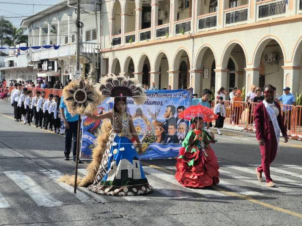 Llenos de emoción y con ganas de honrar a la patria, los alumnos de al menos 26 centros educativos salieron a las calles de La Ceiba para ser parte de los desfiles patrios por el 205 aniversario de la independencia.