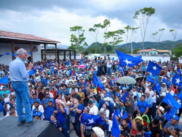 Decenas de personas llegaron a apoyar a líder nacionalista.