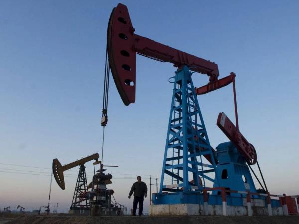 El petróleo de Texas baja un 0,8 %, hasta los 107,77 dólares.