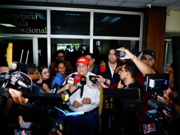 El alcalde de la capital, Jorge Aldana luego de presentar el recurso de amparo en la Sala Constitucional de Corte Suprema de Justicia (CSJ).