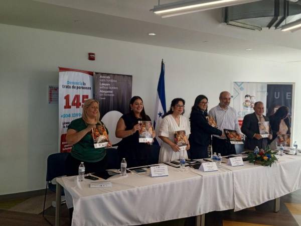 Las viceministras de Derechos Humanos, Kathia Crivelli y Andrea Valeska Reyes; la ministra de la Senaf, Ada María Mejía Signorelli; la secretaria ejecutiva de la CICESCT, Sua Martínez, Lucas Valderas de Abogados Sin Fronteras Canadá y representantes del Ministerio Público, participaron en el lanzamiento de la guía.