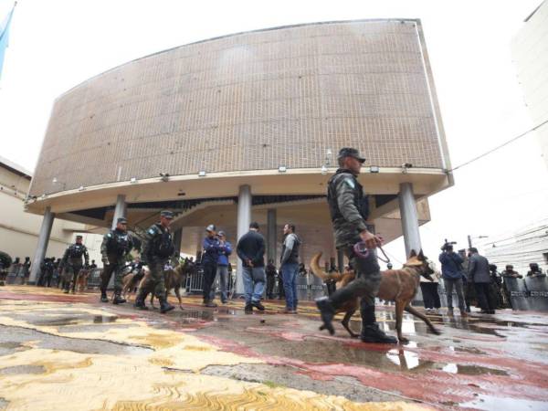 Decenas de militares y policías están apostados en el Congreso Nacional y sus alrededores dando seguridad.