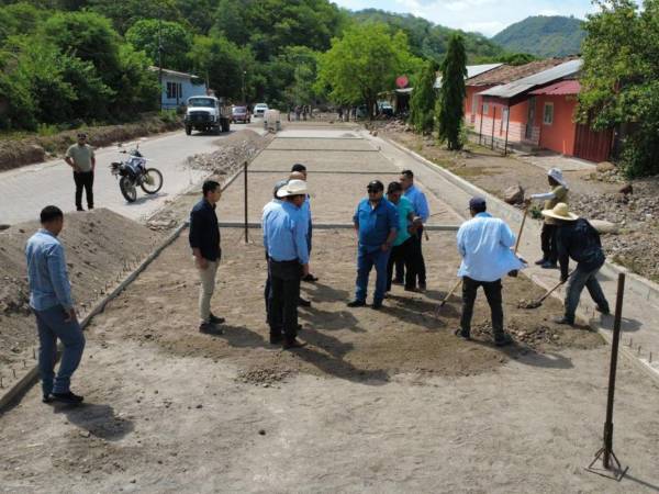 En el municipio de Texiguat, El Paraíso, se realiza la pavimentación de un importante tramo con concreto hidráulico, lo que permitirá una mejor movilidad por la zona.