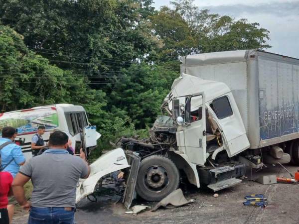 La colisión de un camión con un bus y dos vehículos de carga pesada dejó a 36 personas afectadas, entre ellas, una persona muerta.