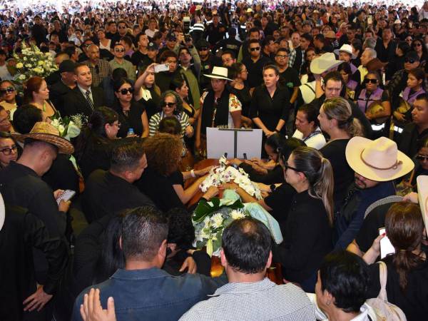 Pidiendo la renuncia de la presidenta de México, Claudia Sheinbaum, y en medio de un clamor de justicia, amigos, familiares y los pobladores de Uruapan despidieron al alcalde Carlos Manzo Rodríguez.