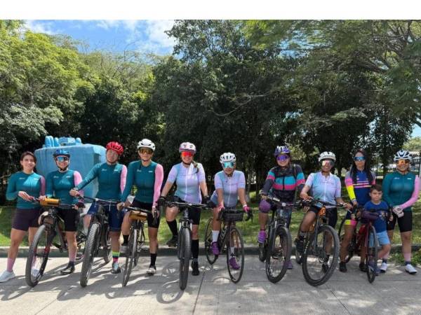 En pleno Campo de Parada Marte, 10 de las Guerreras 0801 que atendieron el llamado de Diario El Heraldo para empezar a calentar la previa de la decimoquinta edición de la Vuelta Ciclística 2026.