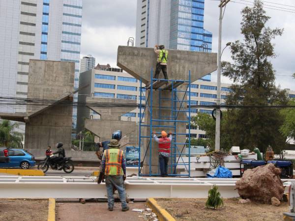 La fabricación de las vigas suma el avance del puente peatonal del bulevar Suyapa, una obra que registra 59% y será concluida en enero de 2027.