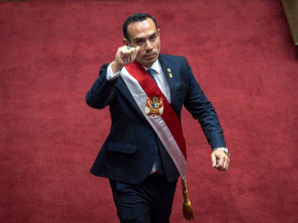 Después de la destitución exprés de Boluarte, el que hasta este jueves era el presidente del Congreso, juró el cargo por todos los peruanos y lució la banda presidencial.