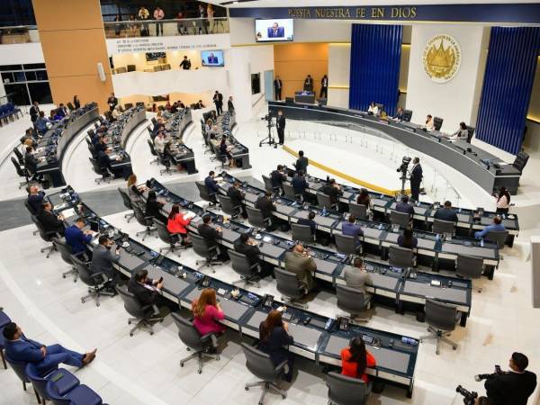 La Asamblea Legislativa de El Salvador aprobó esta semana la Ley Quincena 25, una iniciativa presentada por el presidente Nayib Bukele que crea un ingreso complementario equivalente al 50% del salario mensual para trabajadores del sector público y privado tengan una paga hasta 1,500 dólares.