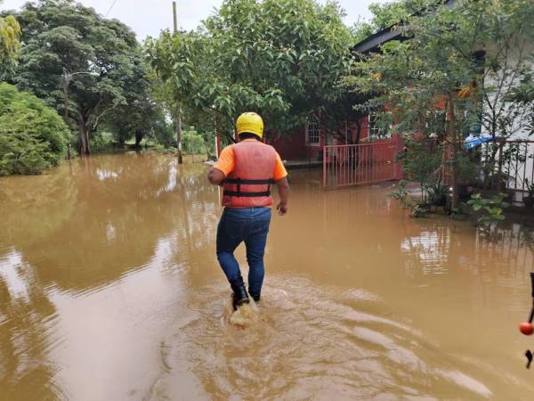 Continúan las coordinaciones de la asistencia de alimentos y agua para los albergues y la población afectada.