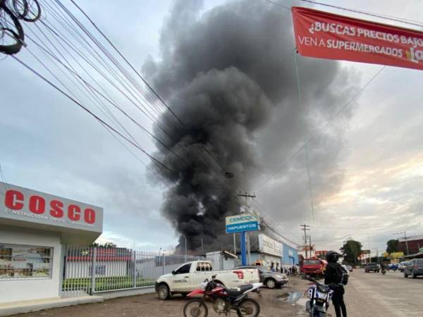 Un voraz incendio destruyó varias bodegas de una empresa distribuidora de llantas y lubricantes en la ciudad de Tocoa, en el norte de Honduras. Aquí los detalles: