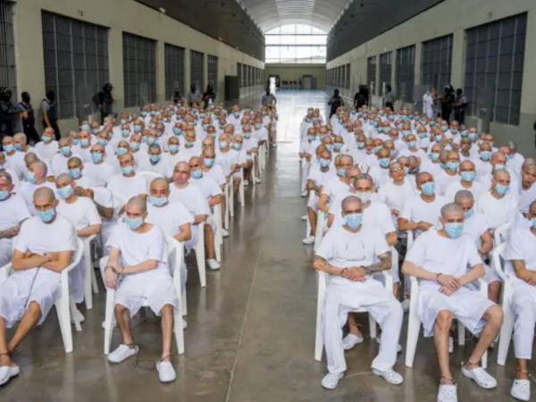 Reclusos acusados de pertenecer a la MS-13 enfrentan un juicio masivo en el Salvador .