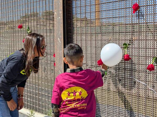 Decenas de familias separadas por las duras políticas migratorias de Estados Unidos se congregaron este sábado en la frontera entre Ciudad Juárez (Chihuahua) y El Paso (Texas) en el Día de la Madre, con una mezcla de dolor, protesta y resistencia por la cancelación del tradicional evento 'Abrazos, No Muros', que durante años permitió a familias separadas reencontrarse por unos minutos en esa zona.