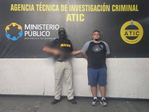 Las investigaciones indican que el hombre la agredió físicamente y la despojó de su mochila, su teléfono celular y sus tarjetas de débito.