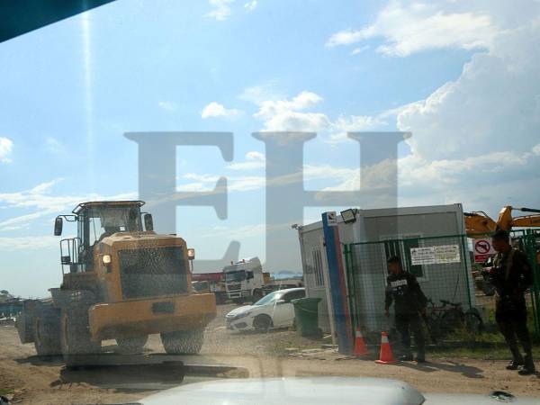 La entrada al plantel donde se construye el hospital estaba resguardada por militares, quienes dijeron que estaban para garantizar la seguridad de los chinos.
