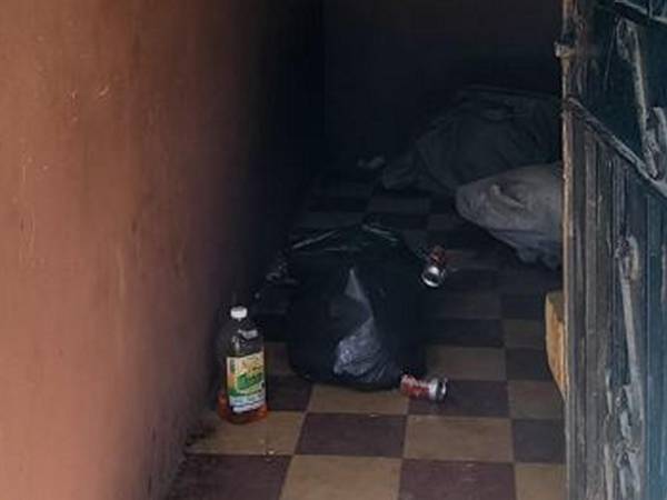 La Policía Nacional acudió este lunes a atender una denuncia de supuesta agresión, debido a gritos en una vecindad, y al llegar al lugar terminó encontrando dos cuerpos encostalados. Hay tres personas detenidas por el caso.