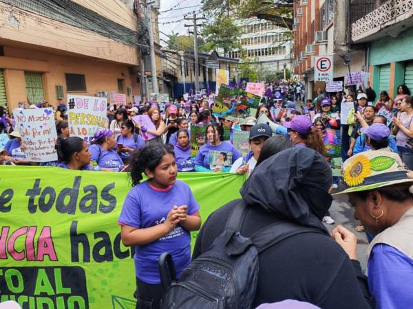 Decenas de mujeres marcharon en el centro de la capital hondureña.