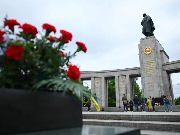 Con ofrendas florales y actos solemnes, autoridades y ciudadanos conmemoraron el Día de la Victoria, recordando la derrota de la Alemania nazi en 1945 y el sacrificio de millones de personas durante la Segunda Guerra Mundial.