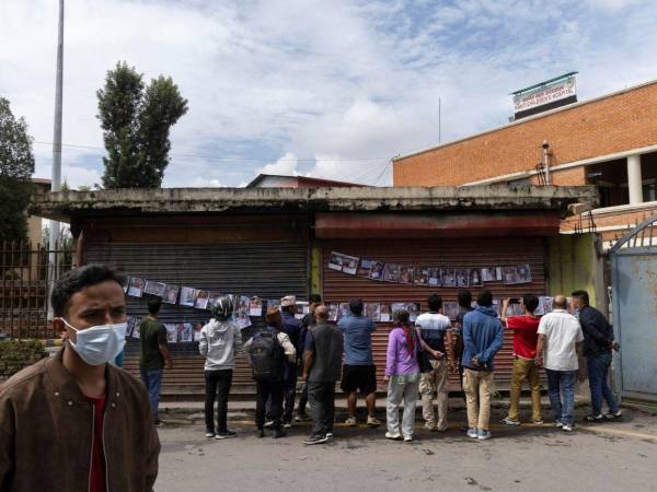 Nepal suma más de 600 muertos y más de tres mil personas desaparecidas. Sus familiares los buscan desesperadamente.
