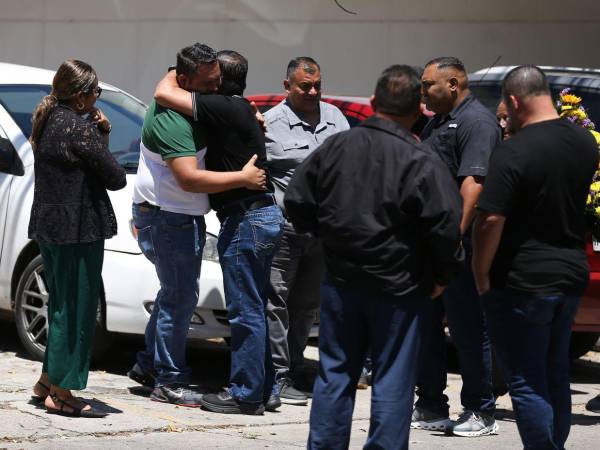 Familiares cercanos, amigos y vecinos de la colonia Torocagua acompañaron a las familias en el velatorio de los cuerpos de Rita Zelaya, Javier Deras, Dilma Rodríguez, Mirna Álvarez y Orestila Castellanos.