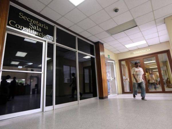La Sala Constitucional tendría que resolver con prontitud los recursos de amparo interpuesto por los partidos políticos emergentes.