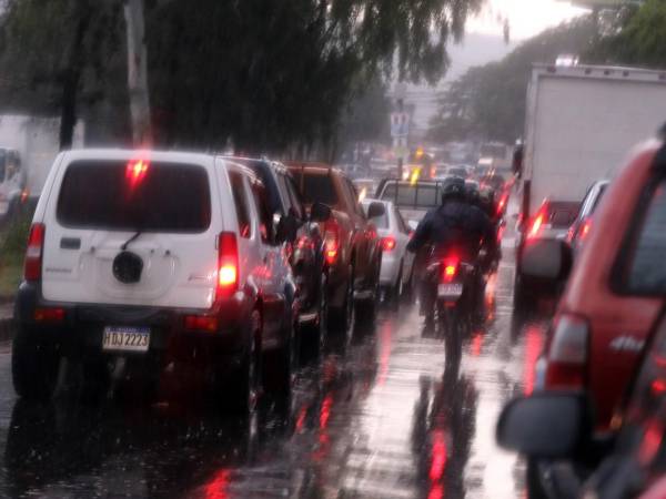 Fuertes lluvias por el frente frío que se registra desde el martes elevarán el riesgo de inundaciones repentinas en la zona urbana norte de Honduras. A continuación algunas de las recomendaciones a tomar en cuenta.