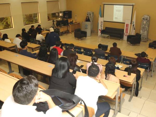 El conversatorio Desmontando la desinformación se consumó en el auditorio 3 de la Universidad José Cecilio del Valle (UJCV).