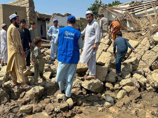 El Gobierno talibán ha desplegado helicópteros para evacuar a víctimas en zonas aisladas.