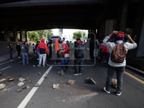 Disturbios bajo el puente a desnivel de Miraflores, por desvío a plaza Cuba, donde se registró una agresión.