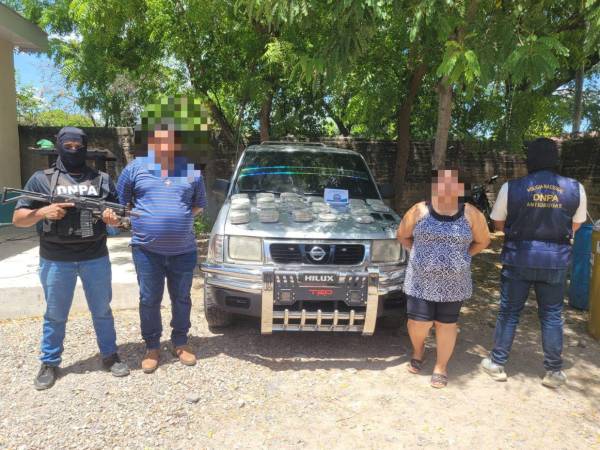 La pareja fue custodiada por los efectivos de la Dirección Nacional Policial Antidrogas (DNPA).