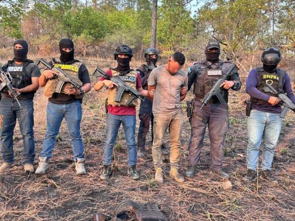 Las fuerzas del orden mantienen operativos en zonas montañosas de Yoro y Francisco Morazán, donde han detenidos a varias personas relacionadas con la estructura criminal.