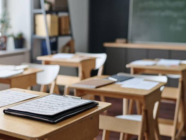 Deportaciones y menor migración reducen matrícula en escuelas de Florida.