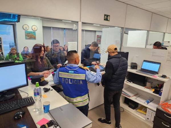 Los hondureños hacen fila desde temprano para renovar sus licencias en el Consulado de Madrid.