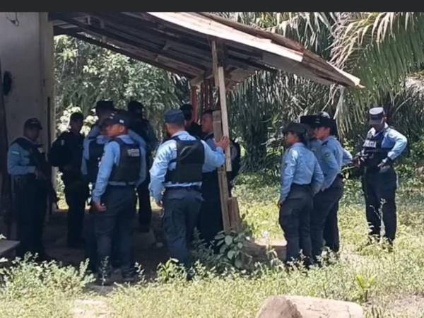 Los agentes policiales realizan operativos en la zona de los hechos..