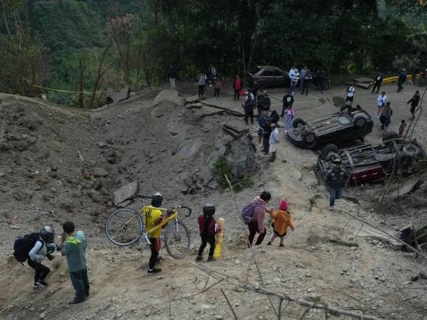 Las autoridades colombianas atribuyen este ataque a Jaime Martínez, dirigida por Iván Arredondo, alias Marlon, por quien ofrecen una recompensa de hasta 5,000 millones de pesos