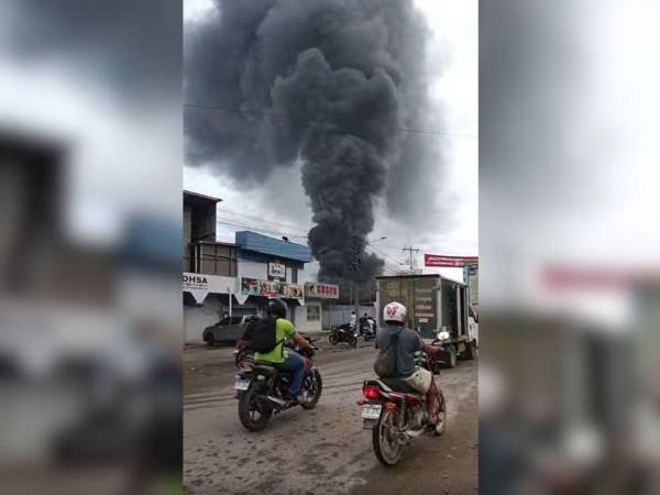Una columna de humo se logra ver desde varios puntos de la ciudad de Tocoa.