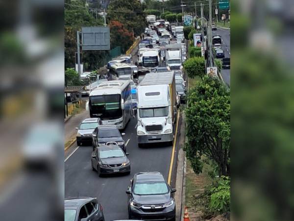 El bulevar Fuerzas Armadas ha permanecido colapsado las últimas semanas.