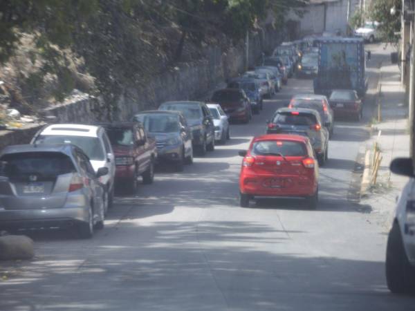 La circulación en La Primavera se vuelve imposible; talleres ocupan aceras y autos en doble fila, sin intervención municipal.