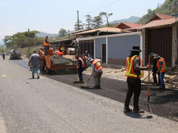 La SIT comenzó trabajos de pavimentación en la colonia Villeda Morales con una inversión superior a a los 43 millones de lempiras. Son 5.5 kilómetors desde Loamas de Toncontín hasta la Villeda Morales.