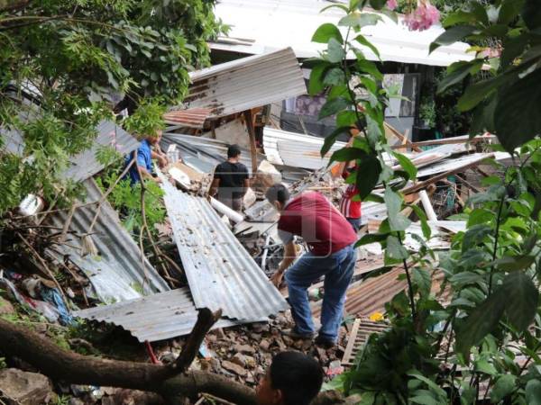 Con los trabajos de limpieza iniciaron este jueves su mañana los afectados por el deslizamiento de tierra en la colonia Villa Unión de la capital. Aquí las imágenes.