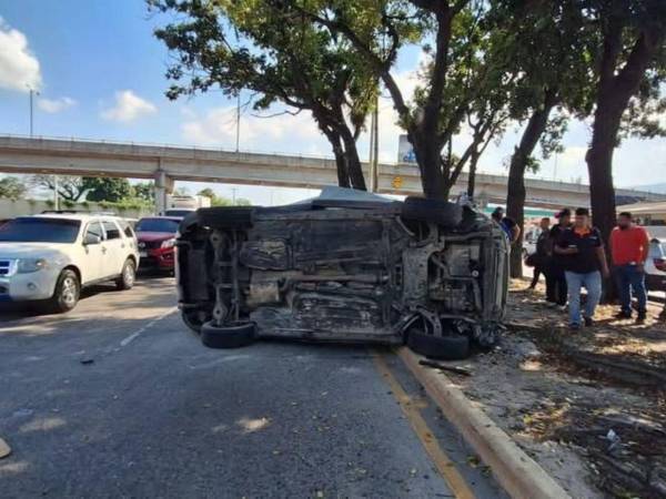 Un joven conductor de Uber, identificado como “Jahir”, perdió la vida en un fatal accidente en el barrio Barandillas, San Pedro Sula.