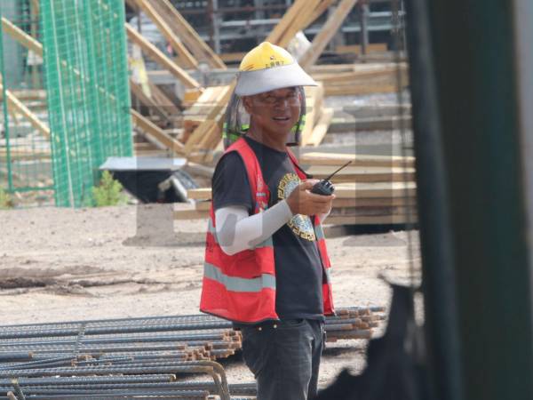 Este fue otro de los obreros chinos que estaba supervisando y teniendo comunicación por radio con otras personas encargadas de la construcción del nuevo hospital.
