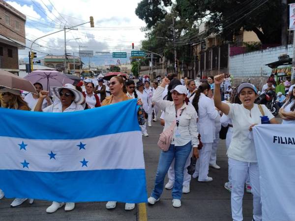 Personal de enfermería auxiliar salió nuevamente a las calles este lunes para exigir mejoras salariales, pago de sueldos atrasados y mayor contratación de personal. La protesta incluyó la toma del bulevar Suyapa frente al centro de salud Alonso Suazo, lo que generó largas filas y fuerte congestionamiento vehicular en la zona.