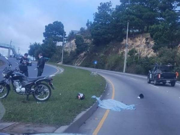 El accidente fue causado por la pérdida de aire en la llanta trasera, lo que provocó que la motocicleta se saliera de control.