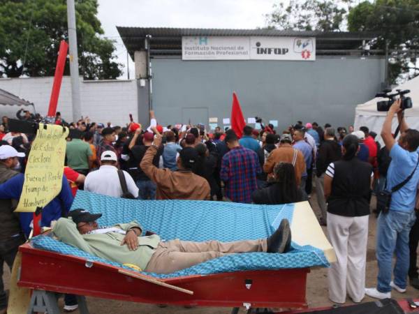 Pese haber sido desalojados por la Policía Nacional, los colectivos de Libre regresaron a las instalaciones del Infop, donde está instalado el Centro Logísticos Electoral (CLE), para seguir con las protestas convocadas por su coordinador, Manuel Zelaya Rosales.
