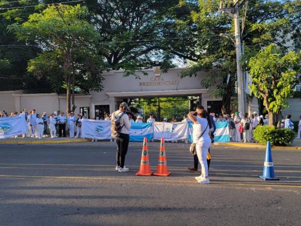 Este jueves las enfermeras se apostaron frente a Casa Presidencial exigiendo a las autoridades la intervención al conflicto.