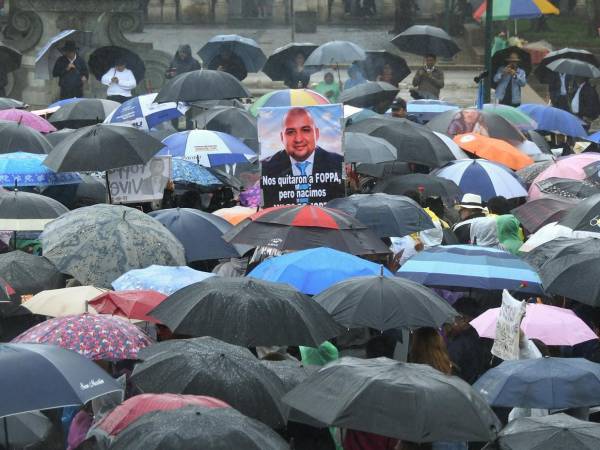 El exfiscal anticorrupción guatemalteco Juan Francisco Solórzano Foppa, asesinado el pasado sábado por al menos dos sicarios, fue enterrado el martes acompañado por una gran cantidad de personas que le dieron el último adiós entre rituales indígenas, claveles, salsa y pancartas exigiendo justicia.